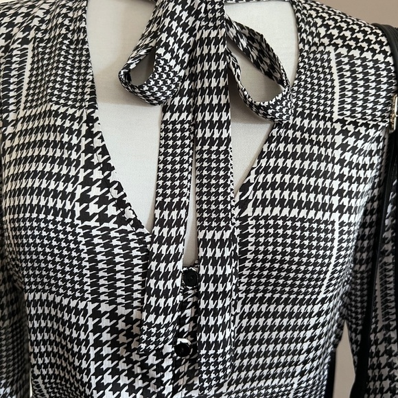 Lulus NWT Patterned Blouse With Tie - Picture 4 of 5